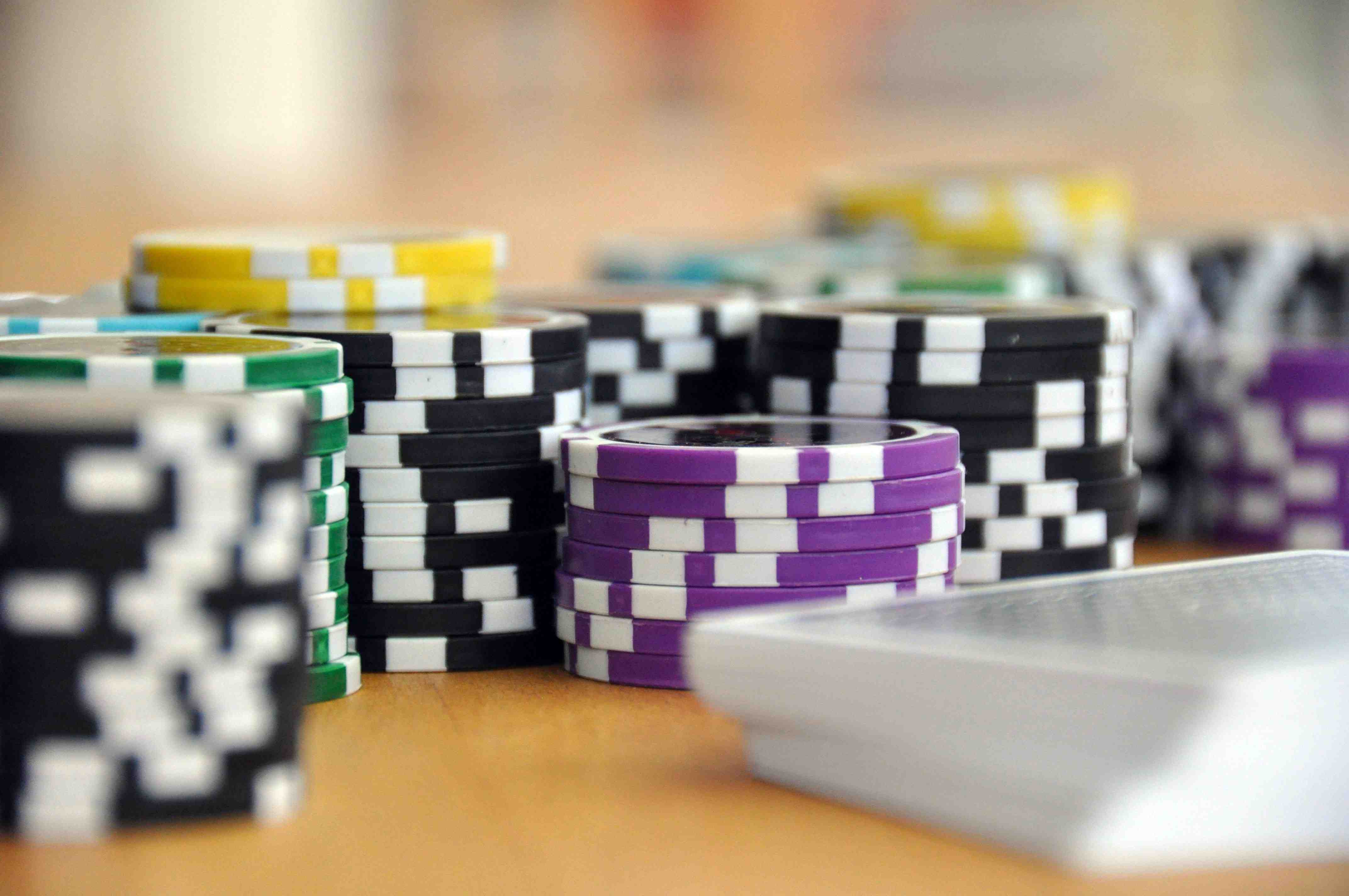 Permainan live casino real-time dengan dealer profesional di goldenjitu